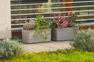 Samozavlažovací truhlík PLASTIA BERBERIS 80 cm taupe + slonová kost