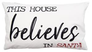 Černo-bílý vánoční povlak na polštář s nápisem This House believes in Santa – 30x50 cm