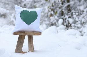 Nelly Lněný dekorativní povlak na polštář - srdce zelené na bílém