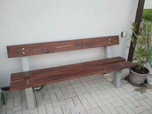 Výhodná sada dvou betonových laviček Pekárek Barva prken: Prkna bez barvy (neošetřené), Ošetření betonových nohou: Pohledový beton, Délka prken: Standardní délka 150 cm