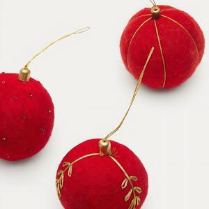Set tří červených plstěných vánočních ozdob Kave Home Breshi 7 cm