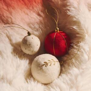 Set tří bílých plstěných vánočních ozdob Kave Home Breshi 5 cm