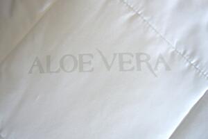 Luxusní polštář s povlakovým materiálem obsahující výtažky z léčivé rostliny Aloe Vera, která má příznivý vliv na lidský oraganismus. Rozměr polštáře 50x70 cm. Hmotnost polštáře 0,8 kg. Barva bílá s decentním nápisem Aloe Vera