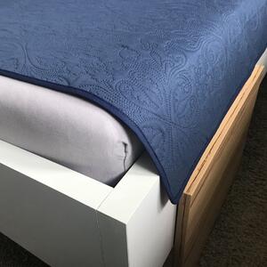 Přehoz na postel na jednolůžko v rozměru 135x245 cm. Barva světle šedá/tmavě šedá