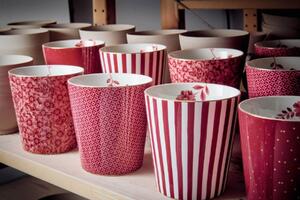 Pip Studio hrnek bez ucha Royal Tiles s čajovým talířkem tmavě růžový