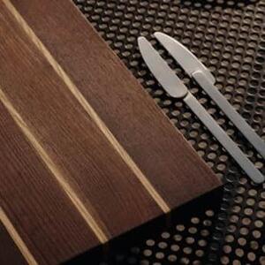 Dřevěné prkénko Stribe Walnut / Ash 36 cm