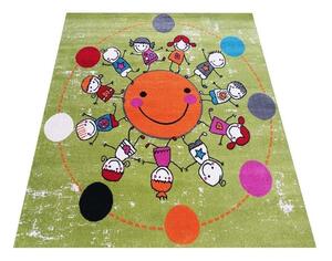 Barevný koberec s motivem Slunce a dětí