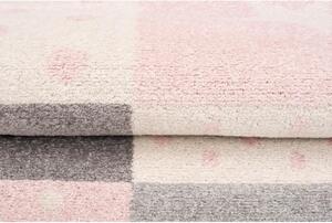 Růžový koberec se vzory