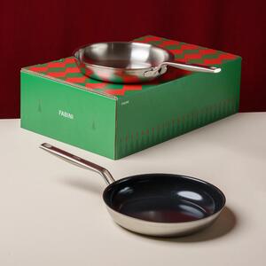 Fabini Sada pánví Lucca 4.0 Pro, ø 26 cm, 2 díly, dárkové balení - Nerezová beznýtová pánev z vícevrstvé nerezové oceli + nepřilnavá nerezová beznýtová pánev s keramickým povrchem z vícevrstvé nerezové oceli