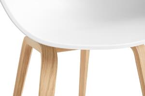 Bílá plastová židle HAY AAC 22 s dubovou podnoží