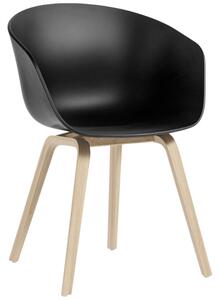 Černá plastová židle HAY AAC 22 s dubovou podnoží