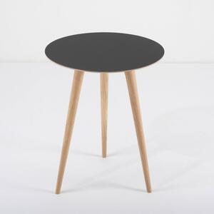 Odkládací stolek z dubového dřeva s černou deskou Gazzda Arp, ⌀ 45 cm