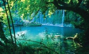 Fototapeta vliesová: Jezero a vodopád - 104x152,5 cm