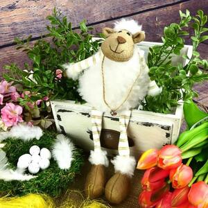 Jarní plyšová dekorace- ovečka s rolničkou a dlouhýma nohama, 32 cm