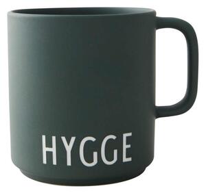 Design Letters Hrnek Favourite s uchem a s nápisem Hygge, dark green