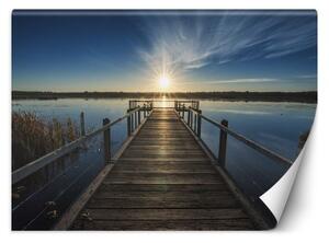 Fototapeta, Jezero se starou lávkou při západu slunce - 450x315 cm