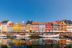 Fotografie Multi-colored vibrant houses along Nyhavn harbour, Alexander Spatari