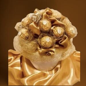 Kytice zlatá v keramickém obalu - JEDLÁ z bonbónů Ferrero Rocher ,pr.30cm