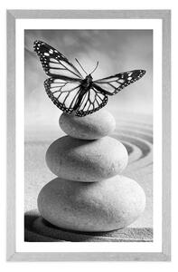 Plakát s paspartou rovnováha kamenů a motýl v černobílém provedení
