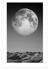 Plakát s paspartou skládané kameny v měsíčním světle v černobílém provedení