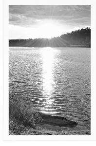 Plakát západ slunce nad jezerem v černobílém provedení