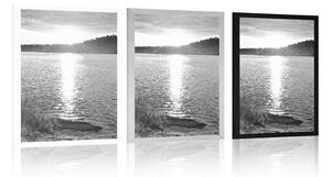 Plakát západ slunce nad jezerem v černobílém provedení