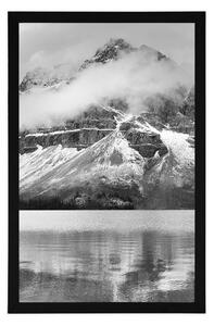 Plakát jezero poblíž nádherné hory v černobílém provedení