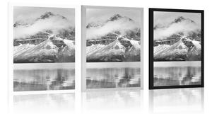 Plakát jezero poblíž nádherné hory v černobílém provedení