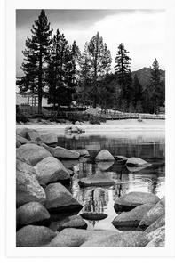 Plakát jezero v nádherné přírodě v černobílém provedení