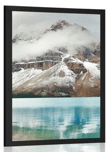 Plakát jezero poblíž nádherné hory