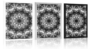 Plakát Mandala se zajímavými prvky v pozadí v černobílém provedení