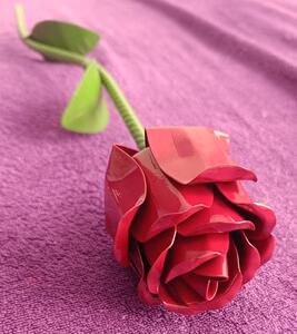 Kovová růže barevná