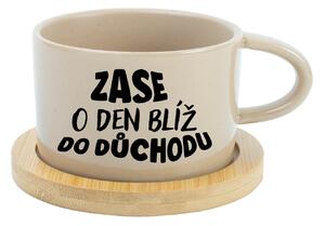 ZASE O DEN BLÍŽ DO DŮCHODU - krémový hrníček makronka 200 ml