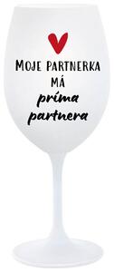 MOJE PARTNERKA MÁ PRÍMA PARTNERA - bílá vtipná sklenice na víno 350 ml