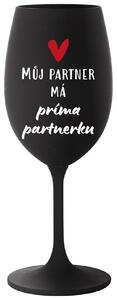 MŮJ PARTNER MÁ PRIMA PARTNERKU - černá sklenička na víno s potiskem 350 ml