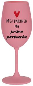 MŮJ PARTNER MÁ PRIMA PARTNERKU - růžová sklenička na víno s potiskem 350 ml