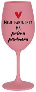 MOJE PARTNERKA MÁ PRÍMA PARTNERA - růžová vtipná sklenice na víno 350 ml