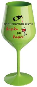 OCHUTNÁVÁM ŽIVOT KAPKU PO KAPCE - zelená nerozbitná sklenička na víno 470 ml