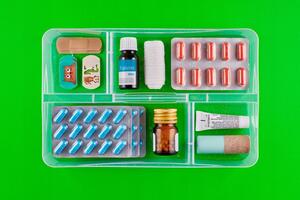 ALTOM Lékárnička, úložný box na léky s vnořeným organizérem, 2v1, s madlem, antibakteriální, 4.5l