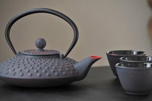 Litinová čajová konvice s filtrem 800ml, šedo-červená v sadě se 4 šálky - WD Lifestyle