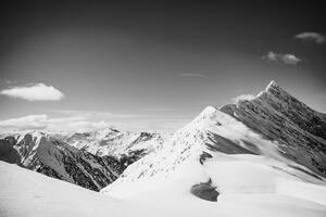 Fototapeta zasněžené černobílé pohoří