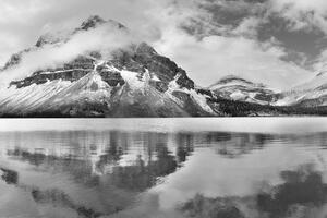 Fototapeta jezero poblíž hory v černobílém