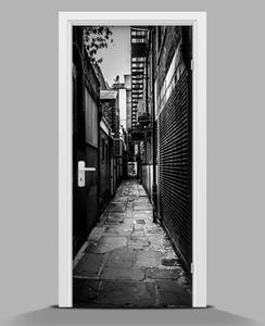 Nálepka fototapeta na dveře Černo-bílá úzká ulička wallmur-pl-f-87450325