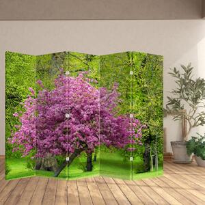 Paraván - Rozkvetlý strom na louce (210x170 cm)