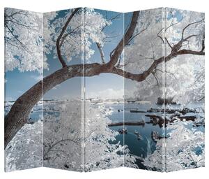 Paraván - Zasněžený strom u vody (210x170 cm)
