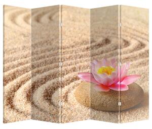 Paraván - Kámen s květinou na písku (210x170 cm)