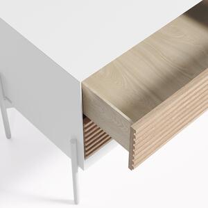 Bílý jasanový noční stolek Kave Home Marielle 64 x 40 cm s kovovou podnoží