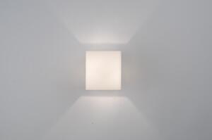 Nástěnné designové bílé svítidlo Qentio (Hranaté nástěnné skleněné světlo, bílé opálové sklo)