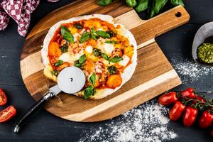 LAGUIOLE Premium - kráječ na pizzu s akátovým prkénkem