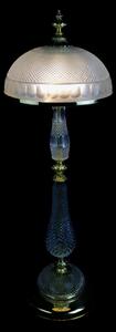 Nižší stojací lampa ve stylu Bohemia Baccarat se stínidlem z pískovaného skla a mosaznými odlitky